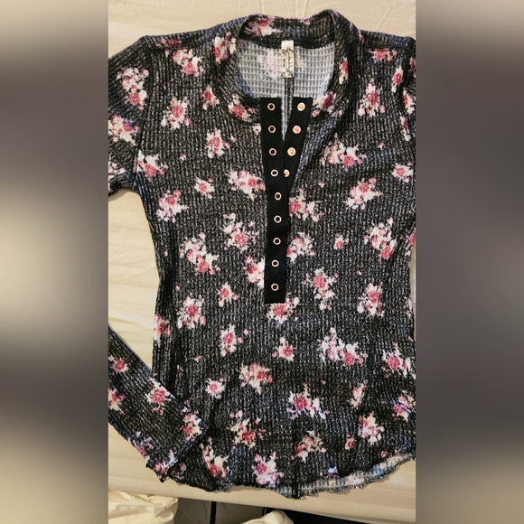 🆕️Free people XS fitted floral waffle knit Henley button V neck. - Picture 4 of 9